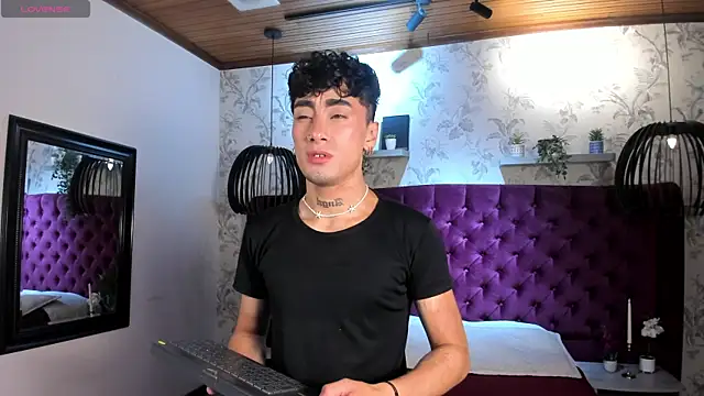 Snapshot of Spencerwhite_ chatting on May 18, 10:59 pm Spencerwhite online show from May 18, 10:59 pm