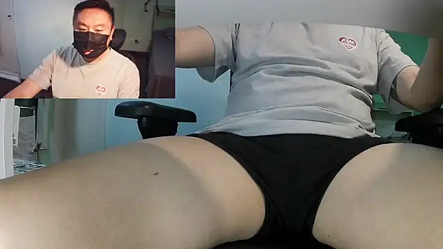 Snapshot of mrcake666 chatting on May 26, 12:45 pm mrcake666 online show from May 26, 12:45 pm
