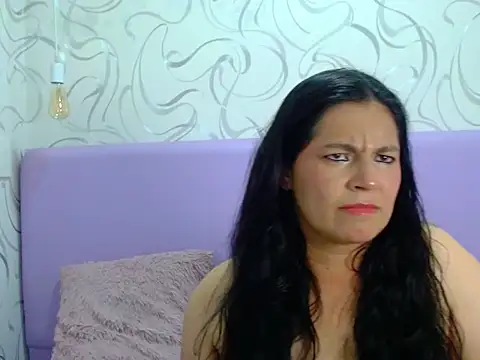 Snapshot of JenniferLondonx chatting on May 15, 9:44 pm JenniferLondonx online show from May 15, 9:44 pm