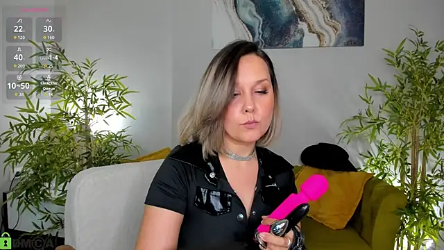 Snapshot of Nikki_Mi1k chatting on May 12, 9:28 am Nikki Mi1k online show from May 12, 9:28 am