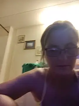 Snapshot of Queenle91 chatting on June 10, 4:23 am Queenle91 online show from June 10, 4:23 am