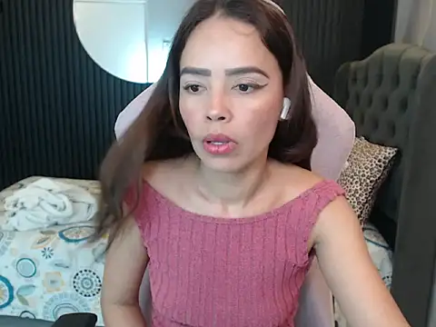 Snapshot of naomis_36 chatting on May 6, 1:49 pm naomis 36 online show from May 6, 1:49 pm