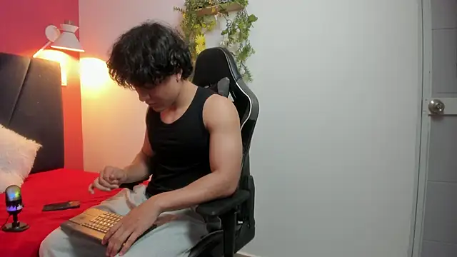 Snapshot of latin_beast4 chatting on June 4, 8:15 pm latin beast4 online show from June 4, 8:15 pm