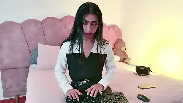 Snapshot of Alexadomina22 chatting on August 3, 9:40 pm Alexadomina22 online show from August 3, 9:40 pm
