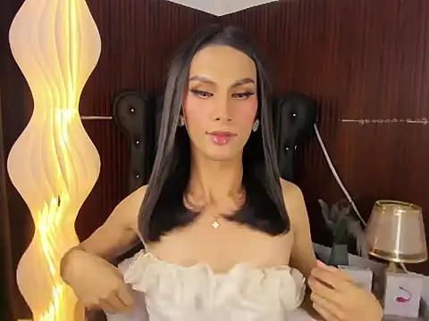 Estella Hilton online show from June 13, 11:30 am