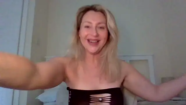 Snapshot of Babe_blond chatting on June 3, 8:06 am Babe blond online show from June 3, 8:06 am
