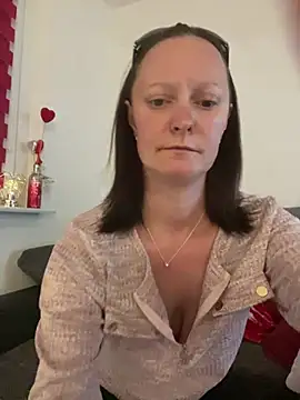 LindaLee90 online show from May 17, 10:50 pm