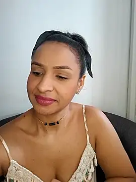 Snapshot of mell0102 chatting on May 11, 2:45 pm mell0102 online show from May 11, 2:45 pm