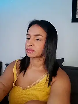 Snapshot of mell0102 chatting on June 5, 1:06 pm mell0102 online show from June 5, 1:06 pm