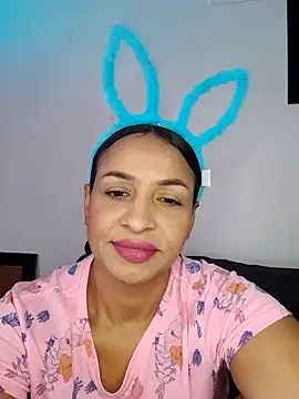 Snapshot of mell0102 chatting on June 16, 1:47 pm mell0102 online show from June 16, 1:47 pm