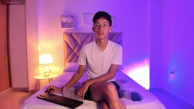 Snapshot of Baby_noahtt chatting on June 13, 2:04 pm Baby noahtt online show from June 13, 2:04 pm