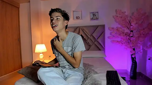 Baby noahtt online show from July 30, 11:37 pm