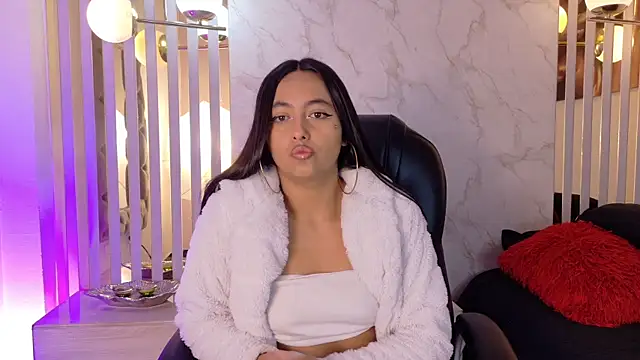 Hollyyqueen  online show from July 27, 11:34 pm