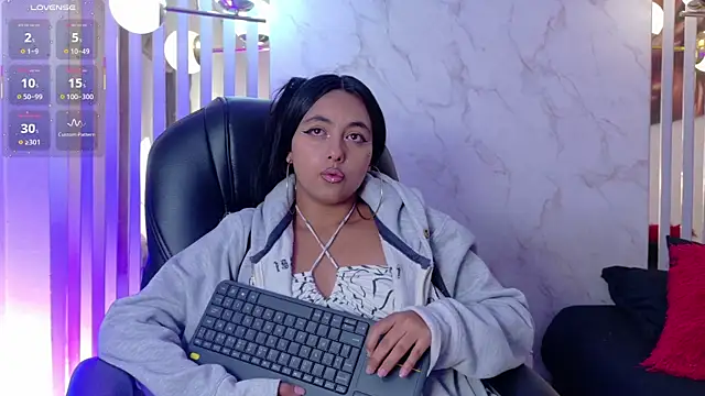 Hollyyqueen  online show from July 31, 11:26 pm