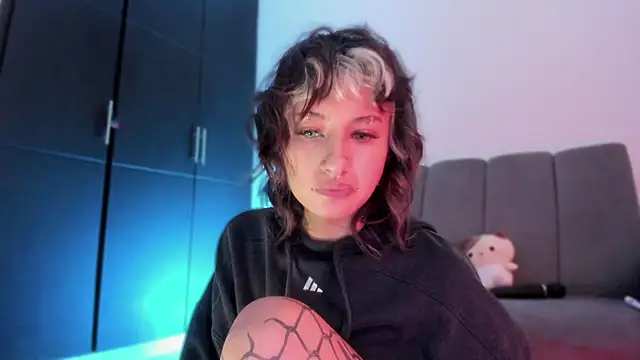 Snapshot of vandalovee_ chatting on May 30, 5:43 pm vandalovee online show from May 30, 5:43 pm