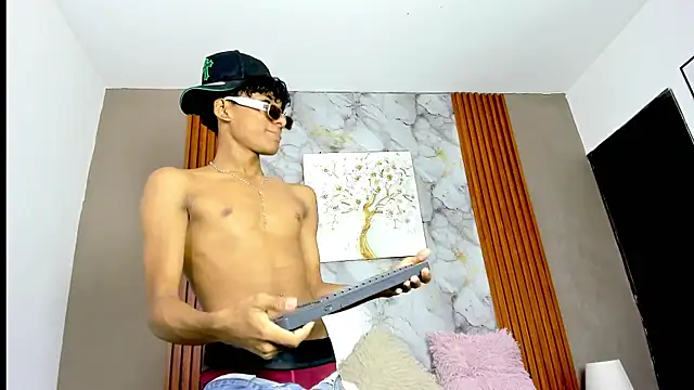 Snapshot of BOUL_GUYS chatting on May 21, 1:23 am BOUL GUYS online show from May 21, 1:23 am