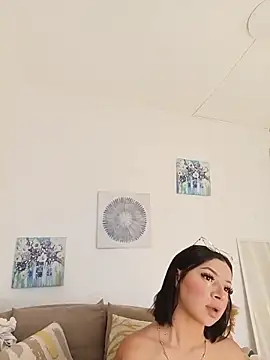 Amelie Perlie  online show from June 15, 2:30 pm