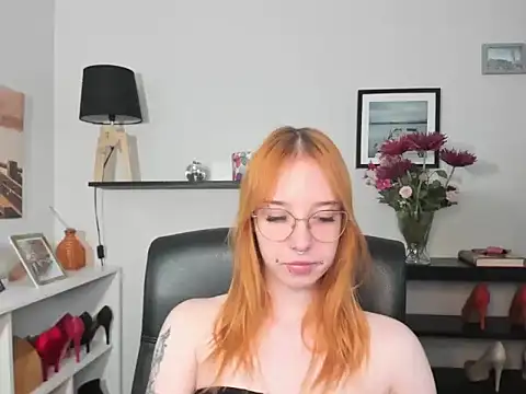 Snapshot of foxSonya chatting on June 3, 5:43 am foxSonya online show from June 3, 5:43 am