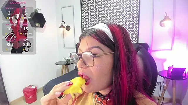 Snapshot of amelie_furtado chatting on June 6, 1:05 pm amelie furtado online show from June 6, 1:05 pm