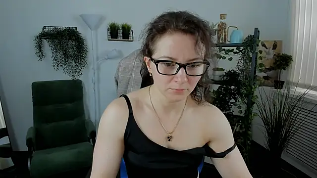 Snapshot of AureliaGleam chatting on June 12, 3:16 am AureliaGleam online show from June 12, 3:16 am