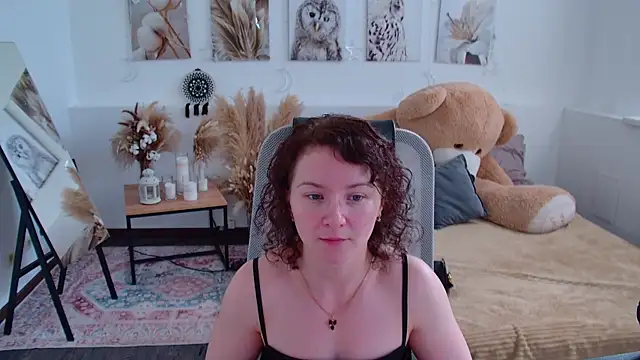 Snapshot of AureliaGleam chatting on June 15, 4:25 am AureliaGleam online show from June 15, 4:25 am