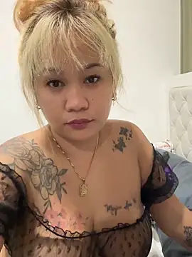 Snapshot of queenmia__ph chatting on May 22, 6:46 pm queenmia ph online show from May 22, 6:46 pm