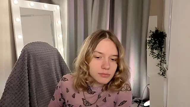 Snapshot of MilanaRayy chatting on May 21, 5:03 am MilanaRayy online show from May 21, 5:03 am