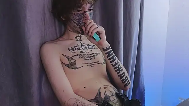 Snapshot of Emo___boy chatting on June 4, 9:32 pm Emo boy online show from June 4, 9:32 pm