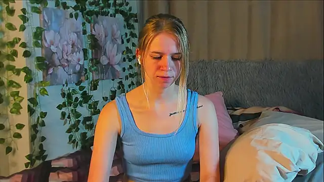 Snapshot of Squirt_Cutie chatting on June 13, 9:46 pm Squirt Cutie online show from June 13, 9:46 pm