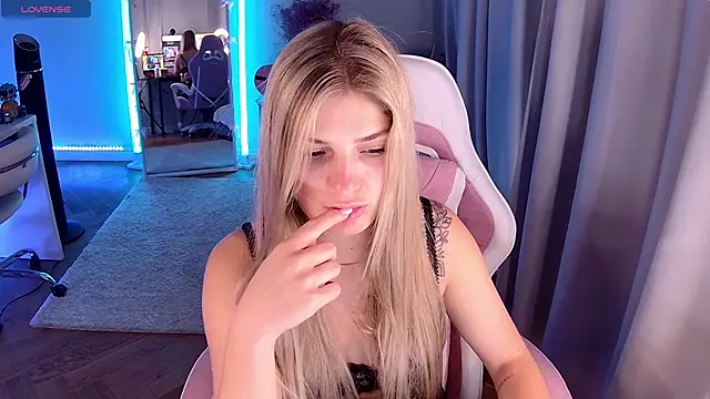 Snapshot of Leri_One chatting on June 3, 6:16 am Leri One online show from June 3, 6:16 am