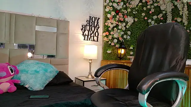 Snapshot of KarolFoxxi__ chatting on July 12, 9:33 am KarolFoxxi online show from July 12, 9:33 am