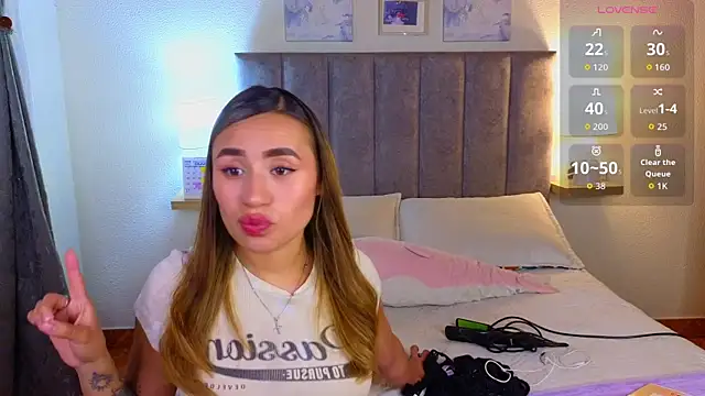 Victoria Hils online show from July 19, 10:02 pm
