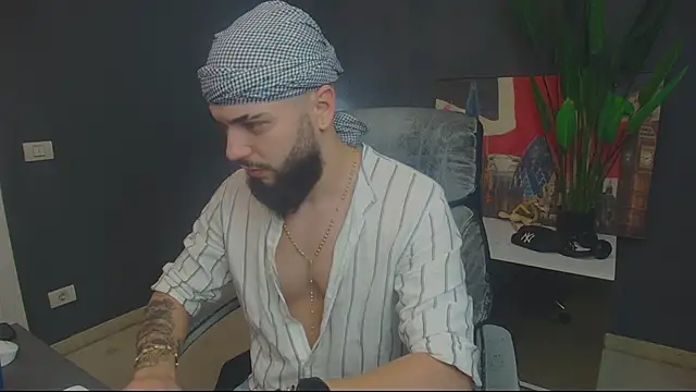 Snapshot of OscarWillss chatting on June 3, 4:04 am OscarWillss online show from June 3, 4:04 am