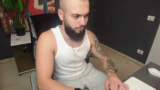 Snapshot of OscarWillss chatting on June 6, 4:17 am OscarWillss online show from June 6, 4:17 am
