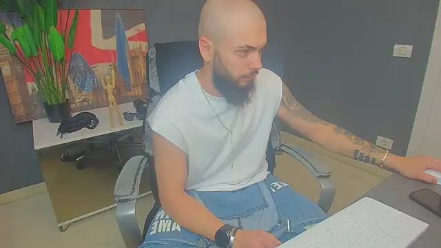 Snapshot of OscarWillss chatting on June 9, 4:35 am OscarWillss online show from June 9, 4:35 am
