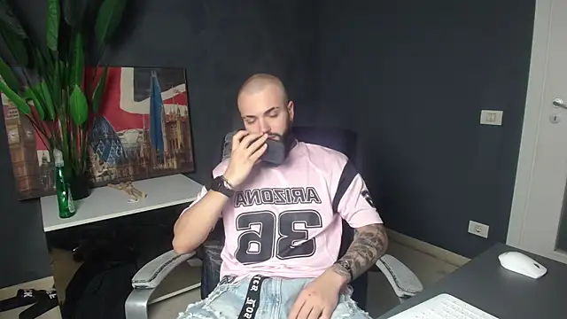 Snapshot of OscarWillss chatting on June 14, 5:31 am OscarWillss online show from June 14, 5:31 am