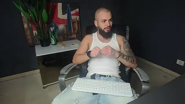Snapshot of OscarWillss chatting on June 15, 4:25 am OscarWillss online show from June 15, 4:25 am