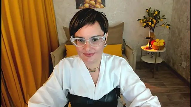 Snapshot of MayaNoire chatting on June 6, 8:24 pm MayaNoire online show from June 6, 8:24 pm