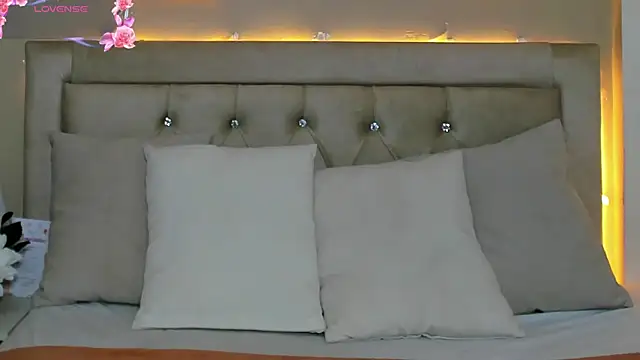 Snapshot of EmilyWinter_ chatting on June 3, 11:57 am EmilyWinter online show from June 3, 11:57 am