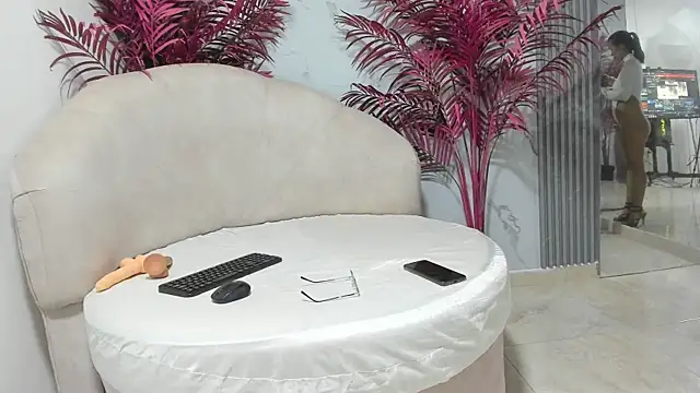 Snapshot of ShalonLebron chatting on May 15, 12:45 pm ShalonLebron online show from May 15, 12:45 pm