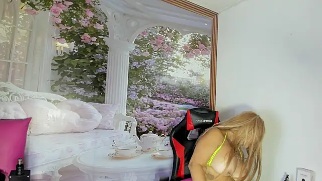 Snapshot of LaylaWatsson chatting on May 11, 2:45 pm LaylaWatsson online show from May 11, 2:45 pm