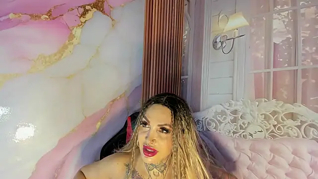 Snapshot of LaylaWatsson chatting on May 22, 2:40 am LaylaWatsson online show from May 22, 2:40 am
