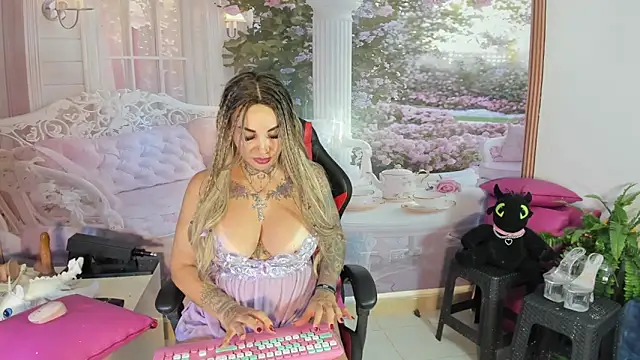 Snapshot of LaylaWatsson chatting on May 24, 8:58 pm LaylaWatsson online show from May 24, 8:58 pm