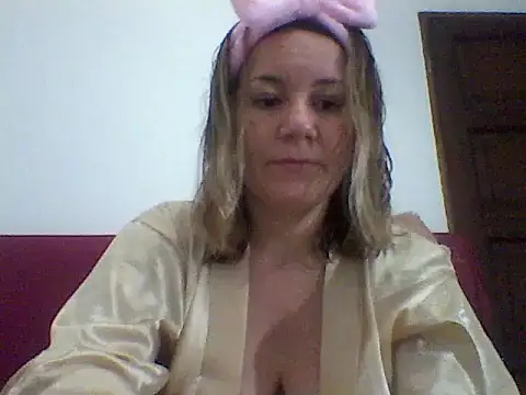 Snapshot of AllisonLove2 chatting on June 10, 2:45 am AllisonLove2 online show from June 10, 2:45 am