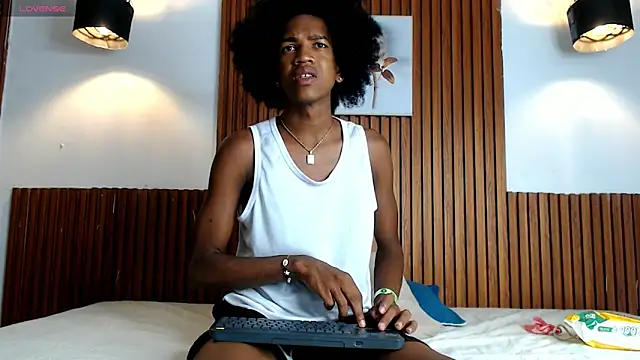 Snapshot of Afrowayuu chatting on May 16, 5:56 pm Afrowayuu online show from May 16, 5:56 pm
