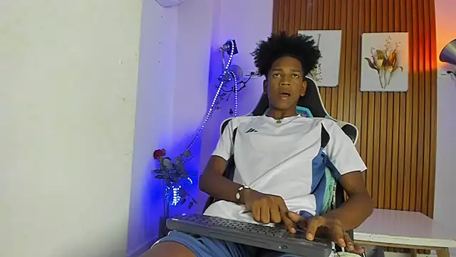 Snapshot of Afrowayuu chatting on May 21, 5:42 pm Afrowayuu online show from May 21, 5:42 pm