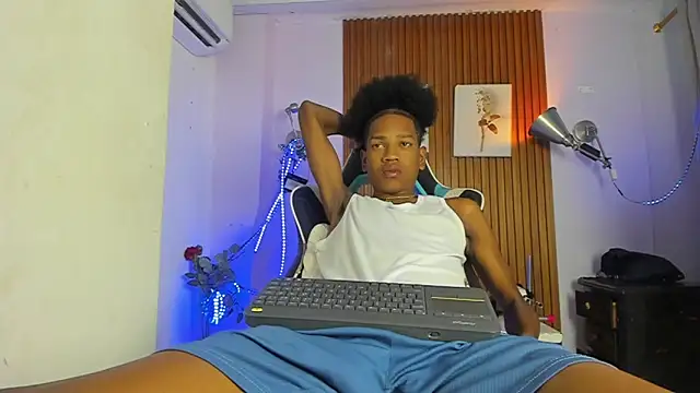 Snapshot of Afrowayuu chatting on June 4, 6:03 pm Afrowayuu online show from June 4, 6:03 pm