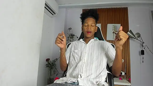 Snapshot of Afrowayuu chatting on June 15, 5:26 pm Afrowayuu online show from June 15, 5:26 pm