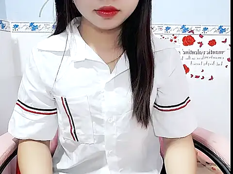 Snapshot of Emilysexy_cut chatting on June 19, 4:50 am Emilysexy cut online show from June 19, 4:50 am