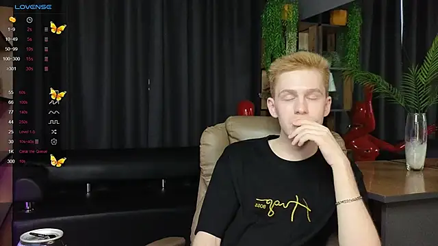 Snapshot of Tommy_CrashXXX chatting on May 9, 12:10 pm Tommy CrashXXX online show from May 9, 12:10 pm